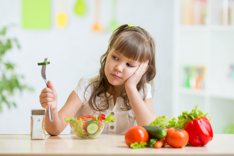 Illustration of children with food allergies, symptoms, and safe alternatives for managing childhood food allergies.